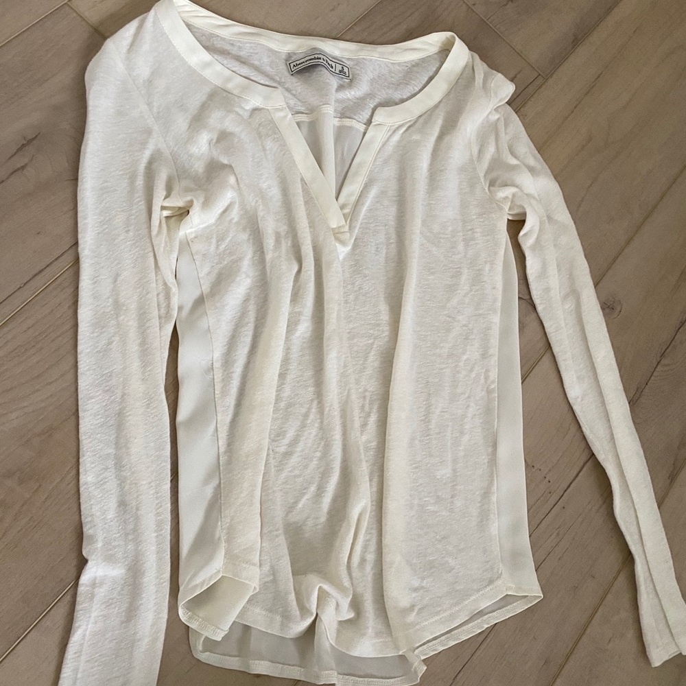 Abercrombie | Long sleeved v cut out shirt